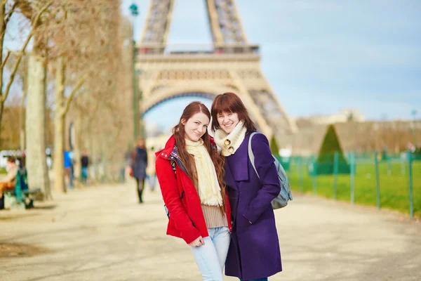 Two young girls in Paris near the Eiffel tower — Stock Photo, Image