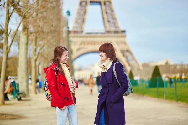 Two young girls in Paris near the Eiffel tower — Stock Photo, Image