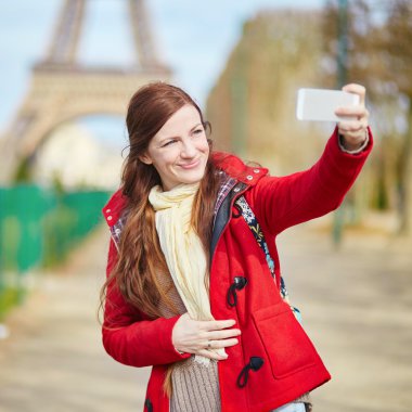 Paris'te genç turist selfie yapıyor