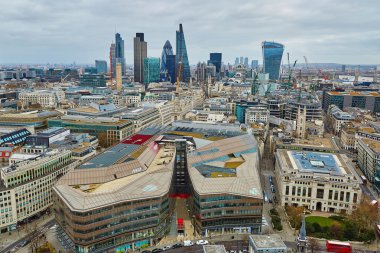 Ünlü gökdelenler ile Londra silueti