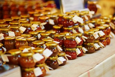 Soslar, mustards ve tapenades piyasada