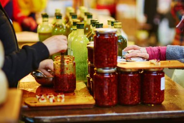 Zeytinyağı ve soslar piyasadaki degusting kadın