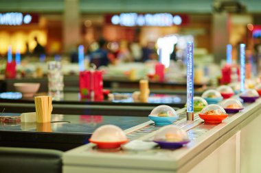 Sushi tabaklar restoranda Rails