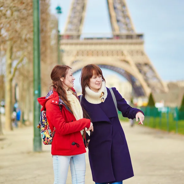 Две молодые девушки в Париже возле Эйфелевой башни — стоковое фото