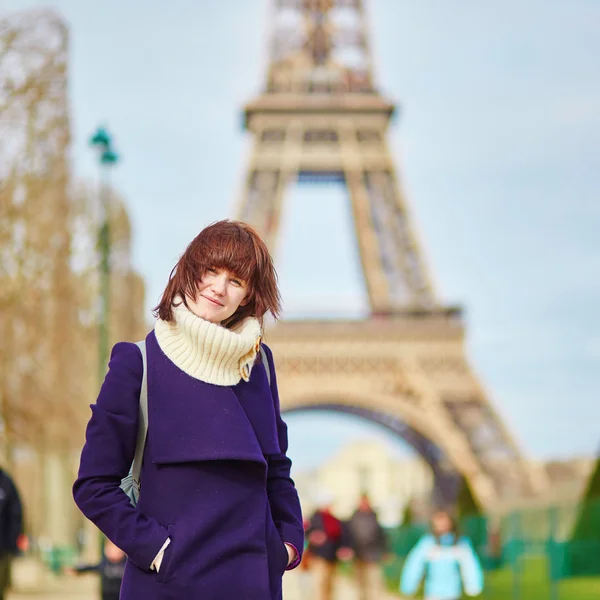 Vackra turist i Paris nära Eiffeltornet — Stockfoto