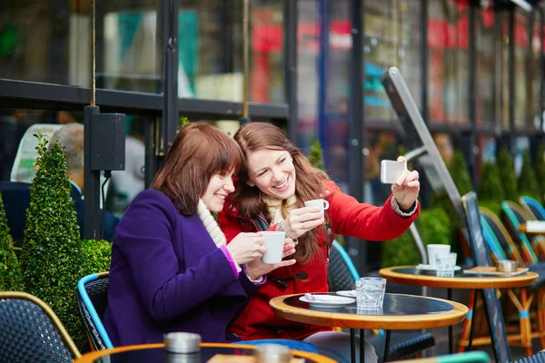 Zwei fröhliche Mädchen, die Selbstbild machen — Stockfoto