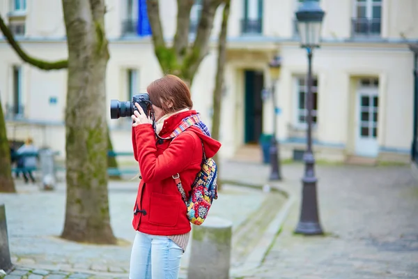 Gyönyörű fiatal turista Párizsban — Stock Fotó