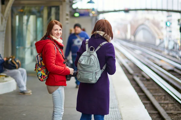 Dos jóvenes turistas en el metro parisino —  Fotos de Stock