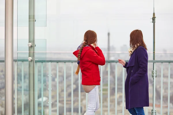 Two girls on the Montparnasse tower — Stock Photo, Image