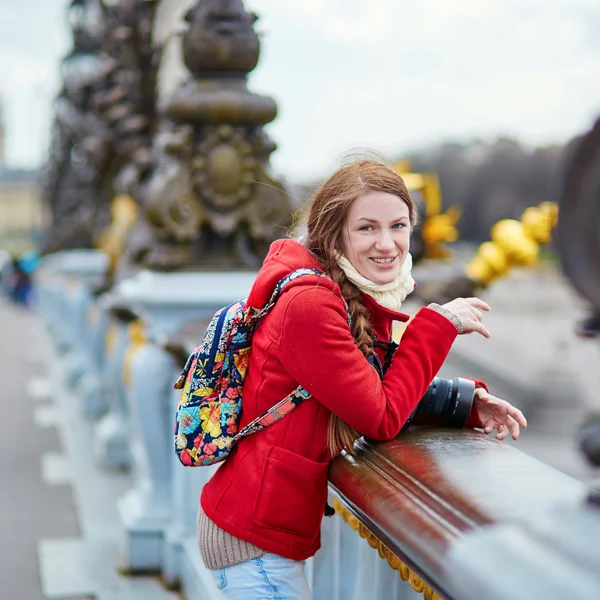 Молодой турист в Париже, на мосту Александра III — стоковое фото