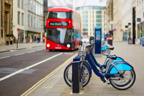 Rangée de vélos à louer dans une rue de Londres — Photo