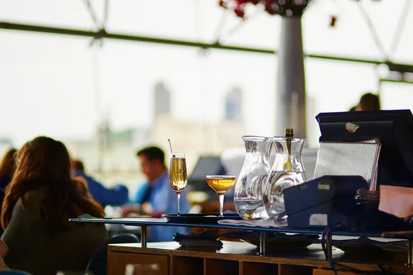 Cocktails and water jugs in restaurant — Stock Photo, Image