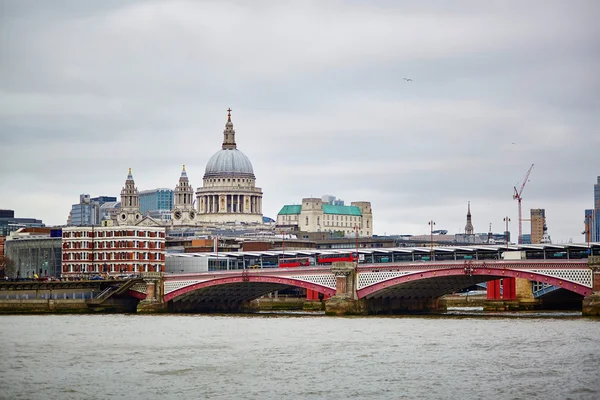 Londra manzarası ile St. Paul'ın Katedrali — Stok fotoğraf