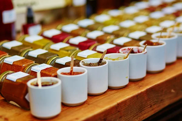 Salsas, mostazas y tapenades en el mercado — Foto de Stock