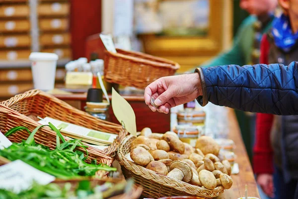 Man kopen verse champignons op markt — Stockfoto
