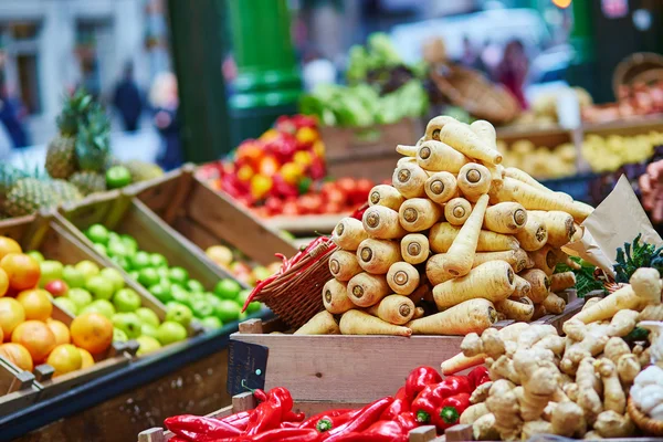 Frische Bio-Pastinaken auf dem Londoner Bauernmarkt — Stockfoto