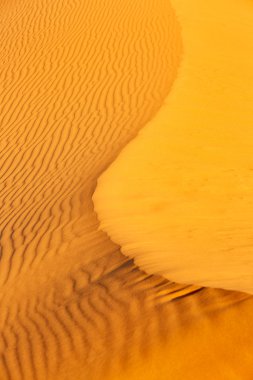 Sahara çölünde kum tepeleri