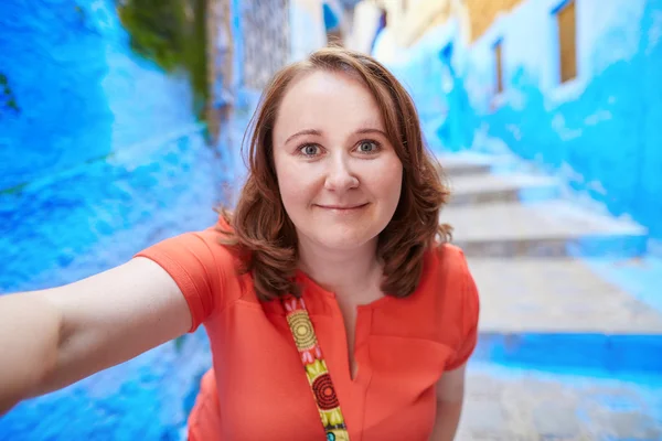 Turista feliz tomando selfie en Chefchaouen — Foto de Stock