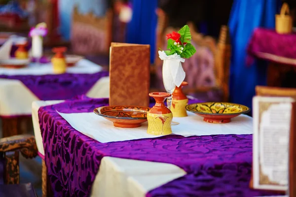 Mesa no restaurante de rua marroquino — Fotografia de Stock