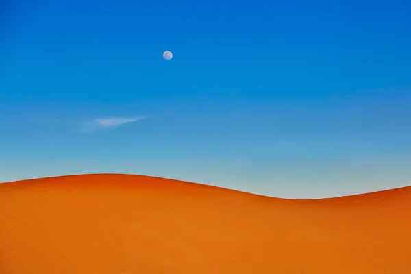 Dune di sabbia e luna quasi piena — Foto Stock