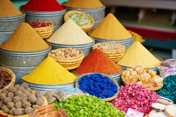 Seleção de especiarias em um mercado marroquino — Fotografia de Stock