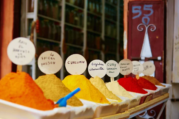 Urval av kryddor på en marockansk marknad — Stockfoto