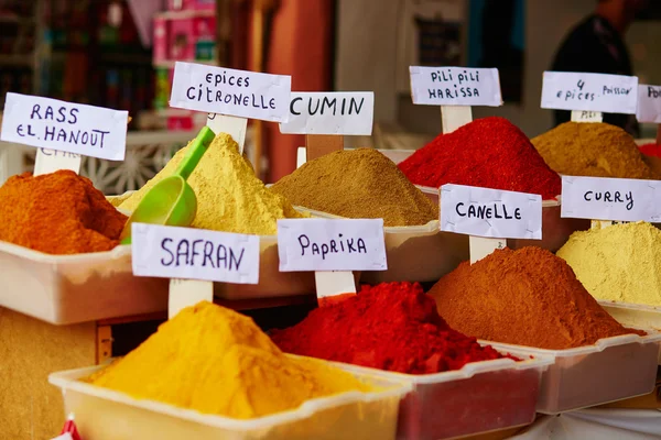 Selectie van specerijen op een Marokkaanse markt — Stockfoto