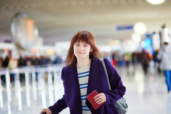Bela jovem passageiro no aeroporto — Fotografia de Stock