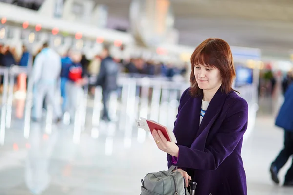 Schöne junge Passagierin am Flughafen — Stockfoto