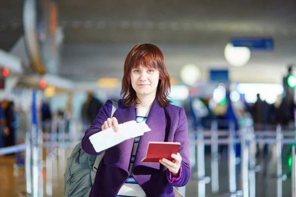 Check-in kontuarında güzel genç yolcu — Stok fotoğraf