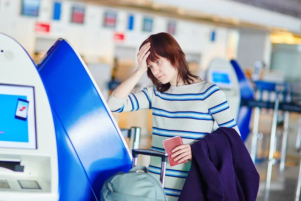 Passageiro no aeroporto, fazendo check-in automático — Fotografia de Stock