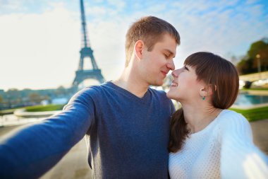 Selfie Paris'te alarak turist mutlu çift