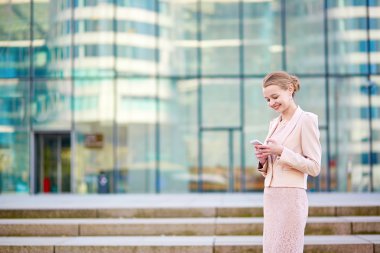 Kendine güvenen genç iş kadını