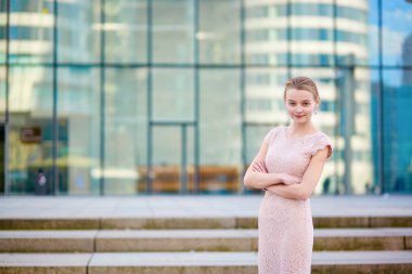 Güzel iş kadını cam ofis iç