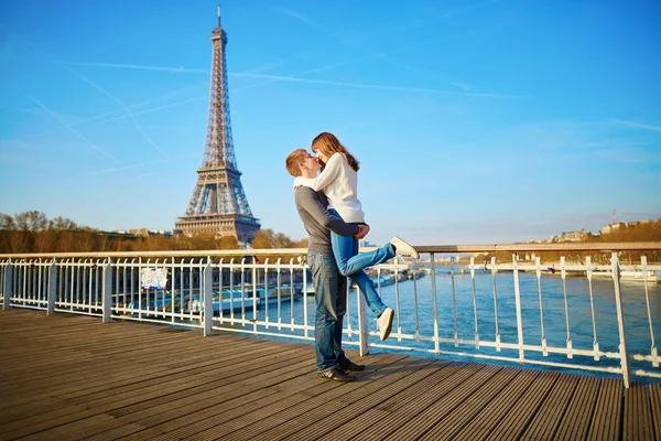 Romantický pár baví v Paříži — Stock fotografie