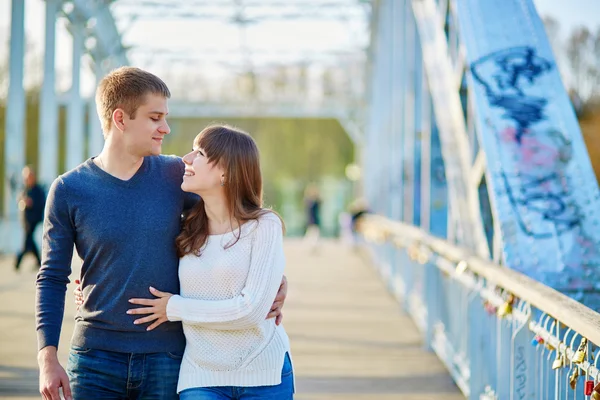 Couple walking in Paris — Stock Photo, Image