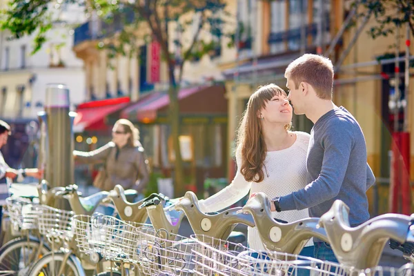 Turistas que tomam bicicletas para alugar em Paris — Fotografia de Stock