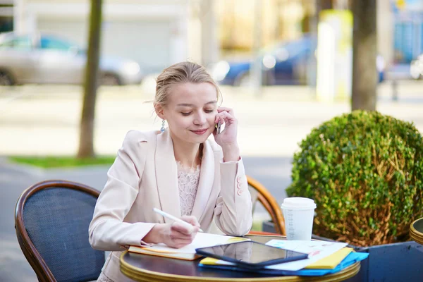 Ung affärskvinna på kaffepaus — Stockfoto