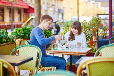 Bir tarih olan genç Romantik Çift 