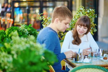 Bir tarih olan genç Romantik Çift 