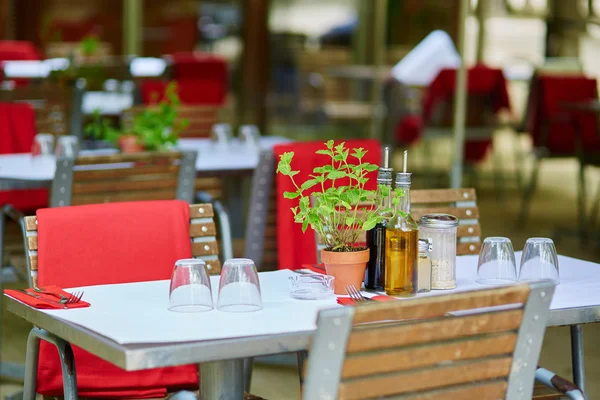 Tavoli di accogliente ristorante parigino — Foto Stock