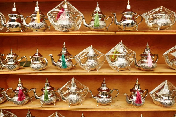 Seleção de bules tradicionais marroquinos — Fotografia de Stock
