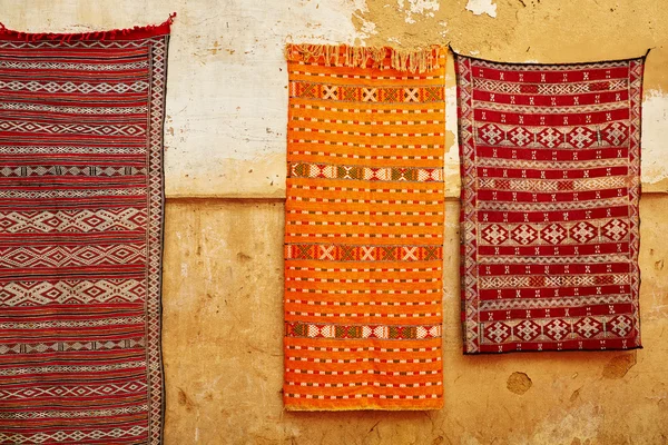 モロッコの市場で伝統的なカーペット — ストック写真