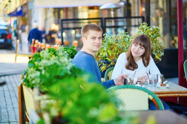 Junges romantisches Paar hat ein Date — Stockfoto