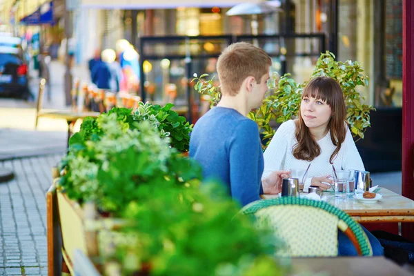 Jonge romantisch paar met een datum — Stockfoto