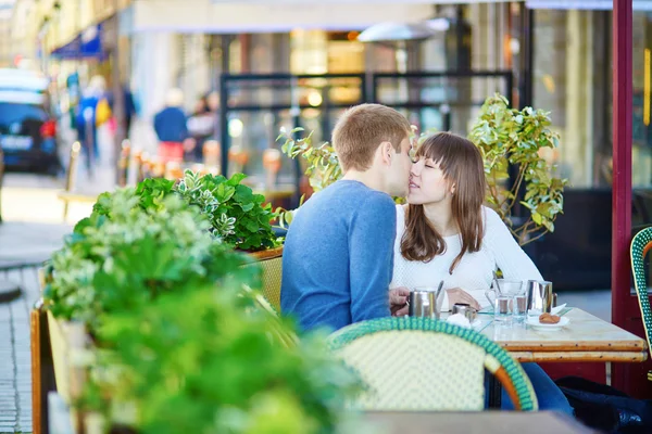 Mladý romantický pár s datum — Stock fotografie