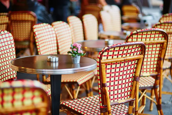 Tabela de aconchegante restaurante parisiense — Fotografia de Stock
