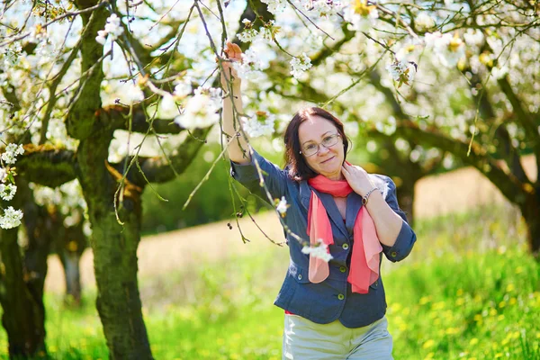 Vacker mellersta äldre kvinna i trädgård — Stockfoto