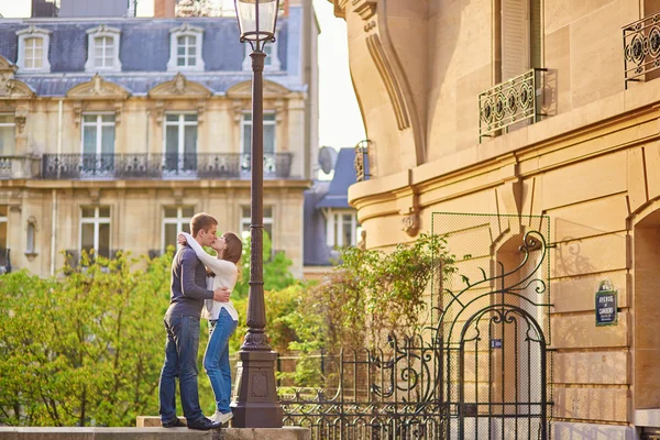 Beautiful romantic couple in Paris — Stock Photo, Image