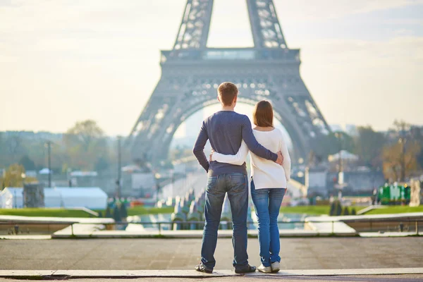 Красива романтична пара в Парижі — стокове фото